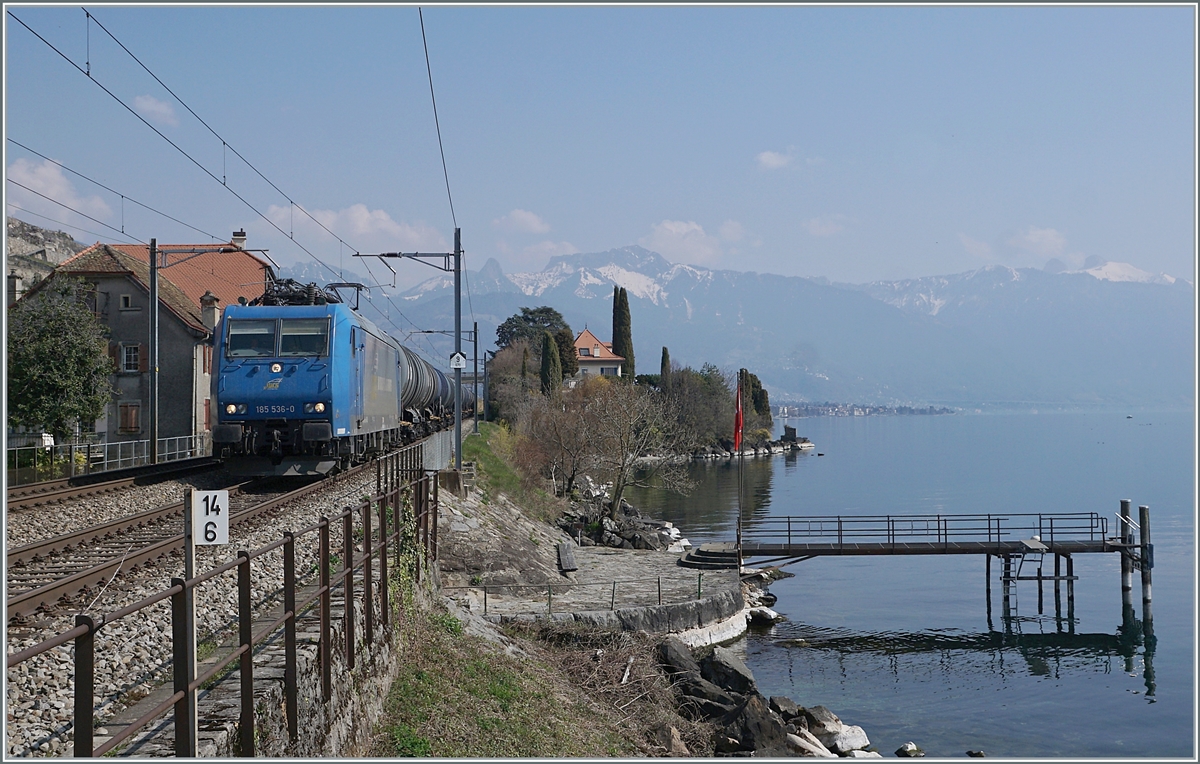 Praktisch auf Blockdistanz folgt ein weiterer WRS Güterzug - die 185 536 zieht ebenfalls eine Kesselwagenzug in Richtung Lausanne. Das Bild entstand auf dem Bahnsteig von St-Saphorin. 

25. März 2022