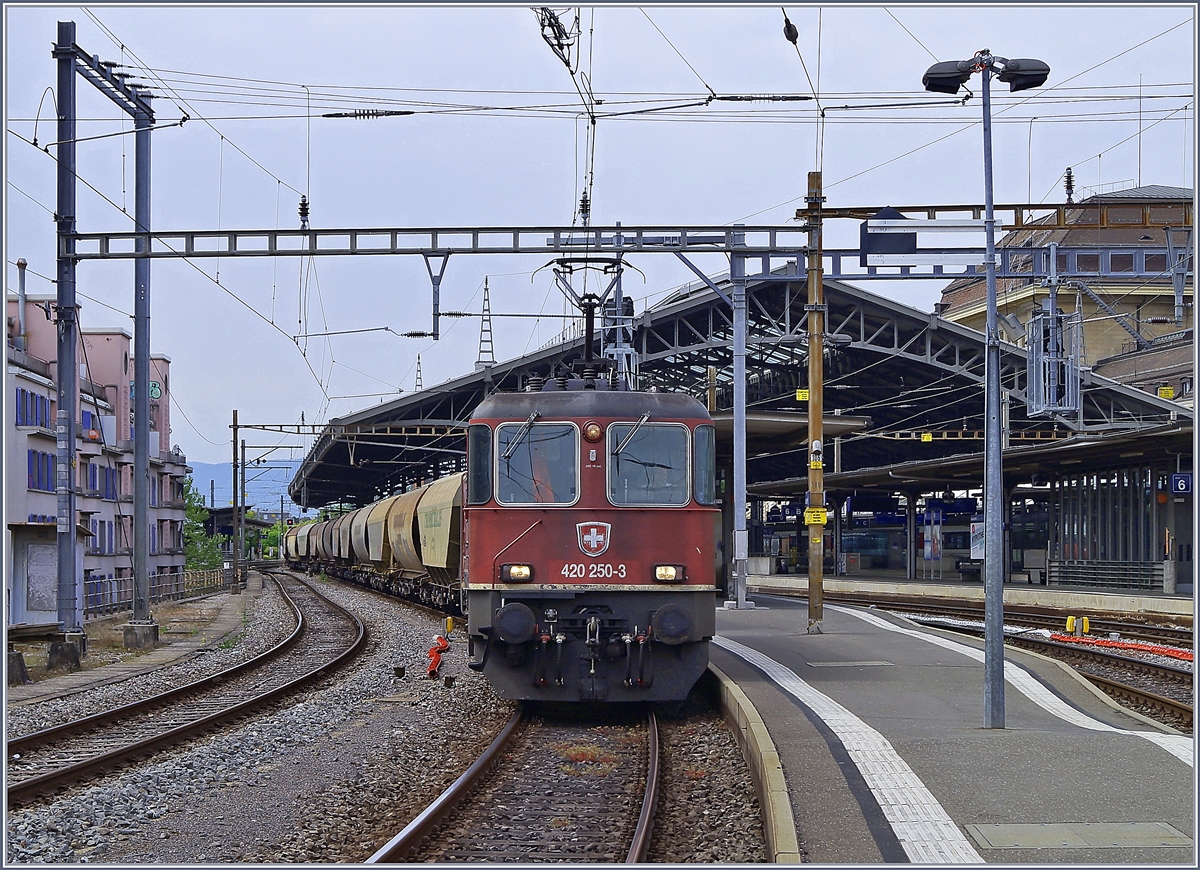 Praktisch täglich bringt dieser Zug etliche Tonnen Getreide von Frankreich nach Italien und dies zu meiner doppelten Freude: Ersten als Fotograf und zweitens als Pasta Liebhaber... 

Überraschend auf Gleis 8 (statt wie meist auf Gleis 2) eingetroffen, verlässt die SBB Re 4/4 II 111250 mit der verdecken Re 4/4 II 11275 mit dem langen  Spaghetti -Zug Lausanne, bevor ich mich richtig positionieren konnte. 

25. April 2020