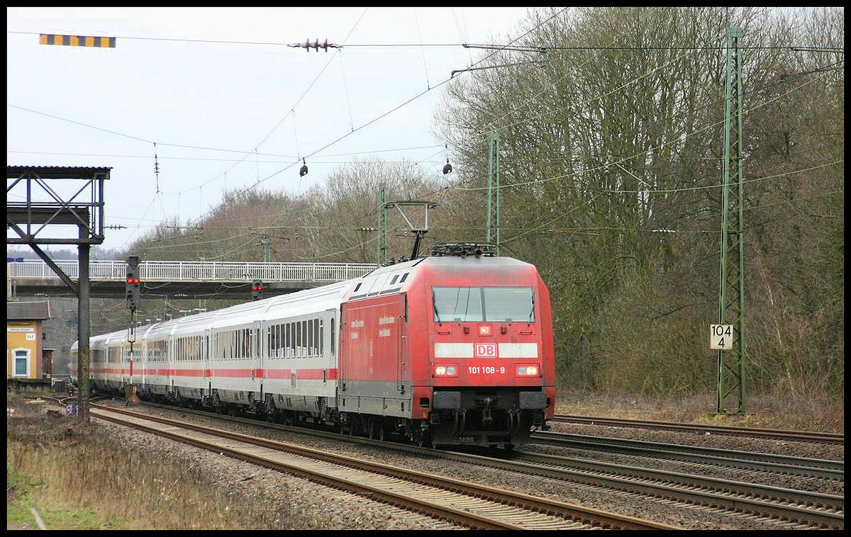 Preis Werbelok 101108 kommt hier am 2.4.2006 um 11.48 Uhr mit einem Intercity in Richtung Osnabrück durch den Bahnhof Natrup Hagen.