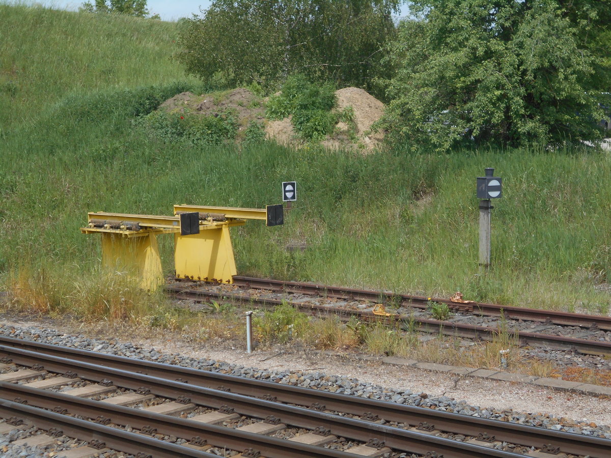 Prellbock an der westlichen Ausfahrt aus dem Werksbahnhof Stendell am 18.Mai 2019.