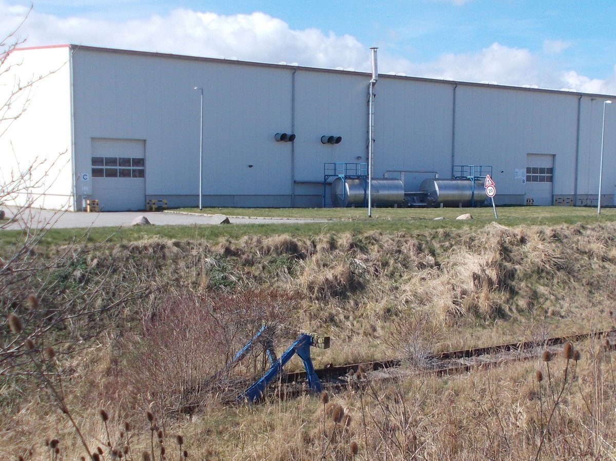 Prellbock im ehemaligen Anschluß Betonummandlungswerk in Mukran am 09.April 2016.
