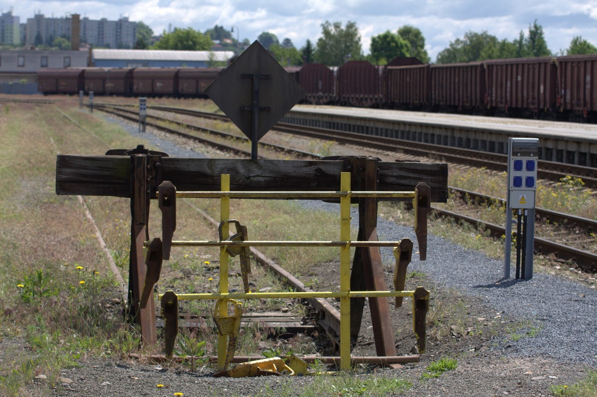 Prellbock und  Hemmschuhe in Turnov,ein eher langweiliger Bahnhof in Böhmen.  
30.05.2014  11:13 Uhr.