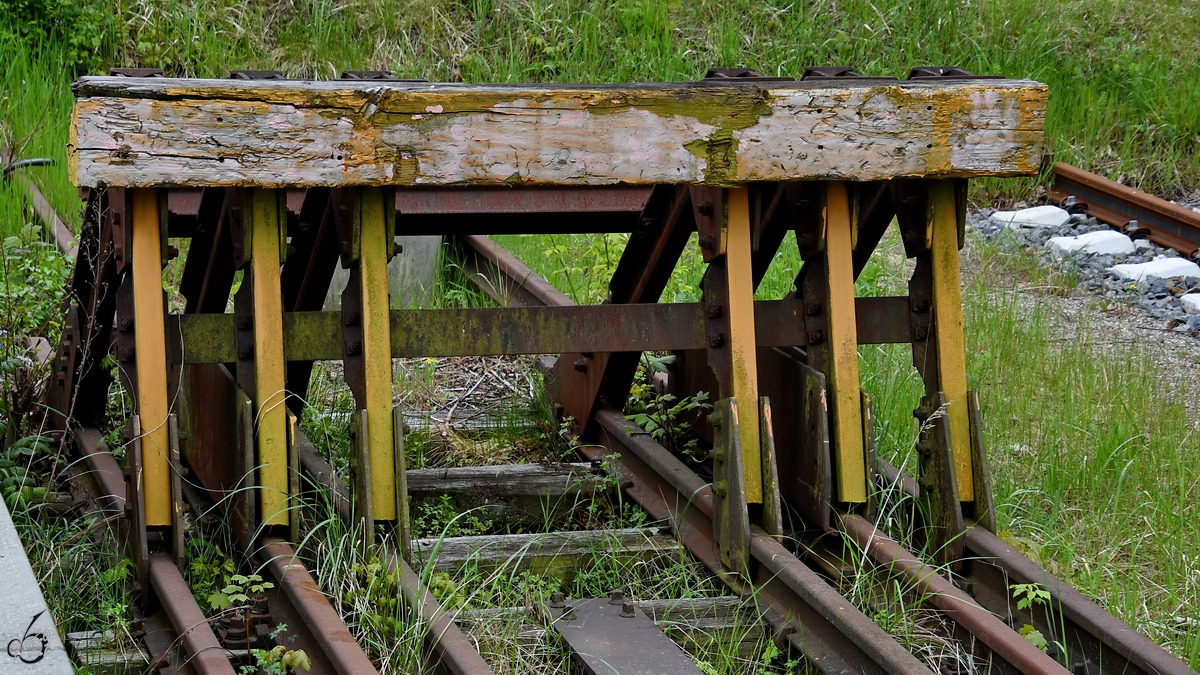 Prellbockstudie Nr.3 - ein auf sechs Schienen installierter alter Prellbock. (Neustrelitz, Mai 2021)