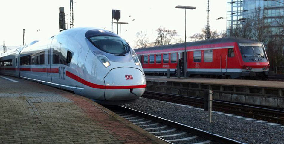Premiere in Mannheim - Der erste Velaro D ist im Fahrgasteinsatz unterwegs und hält als ICE 712 pünktlich im Hauptbahnhof. (23.12.2013)
[Stuart]
