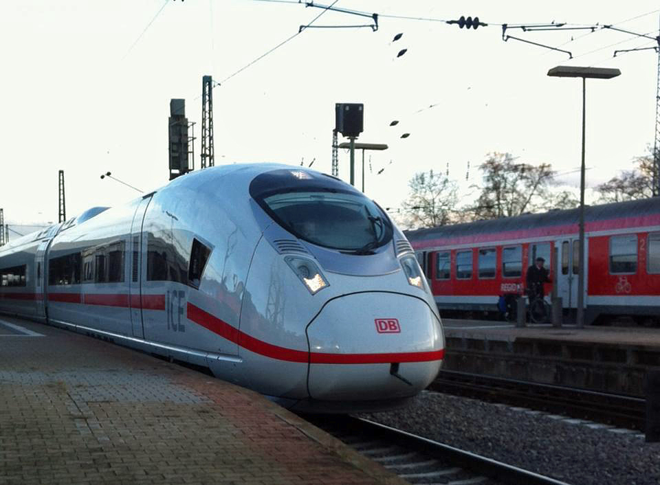 Premiere in Mannheim - Der erste Velaro D ist endlich im Fahrgasteinsatz unterwegs und hält als ICE 712 pünktlich im Hauptbahnhof. Normalerweise eine Leistung der ICE 3. (23.12.2013) [Stuart]
