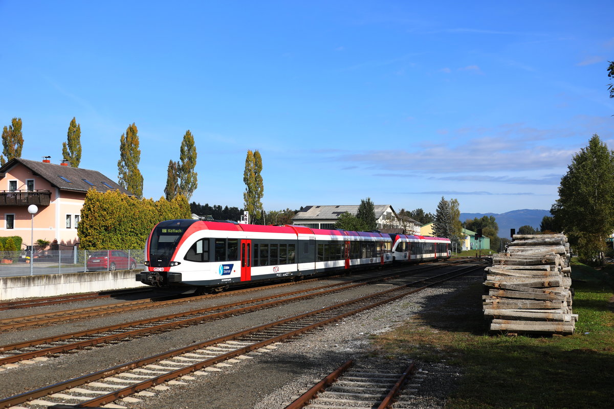 Premstätten-Tobelbad am Morgen des 4.Oktober 2017
Bis Lieboch wird der Zug der Linie S7 den Triebwagen für den S61 ZUG R8557 am  Hals  haben. 
