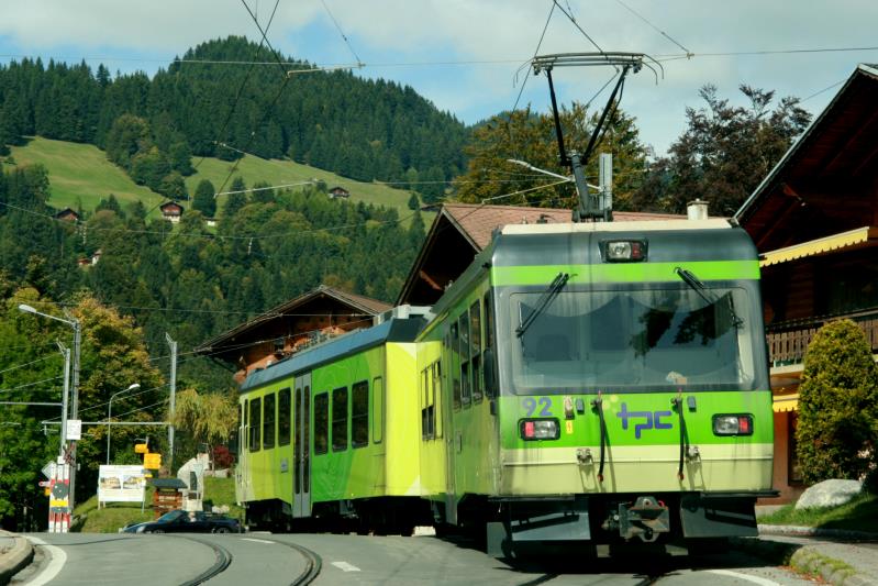 Prespektive aus der Sicht eines Autofahrers. Oder der Bahnhof auf der Fahrbahn. Beh 4/8 92 auf Bergfahrt an der Station La Clairiere; 04.10.2013