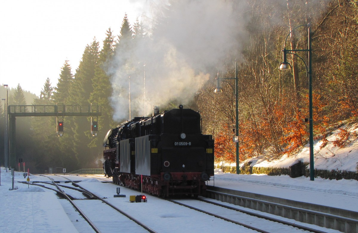 PRESS 01 0509-8 als Tfzf 92650 von Glauchau (Sachs) nach Meiningen, am 16.12.2013 bei der Durchfahrt in Oberhof (Thür).