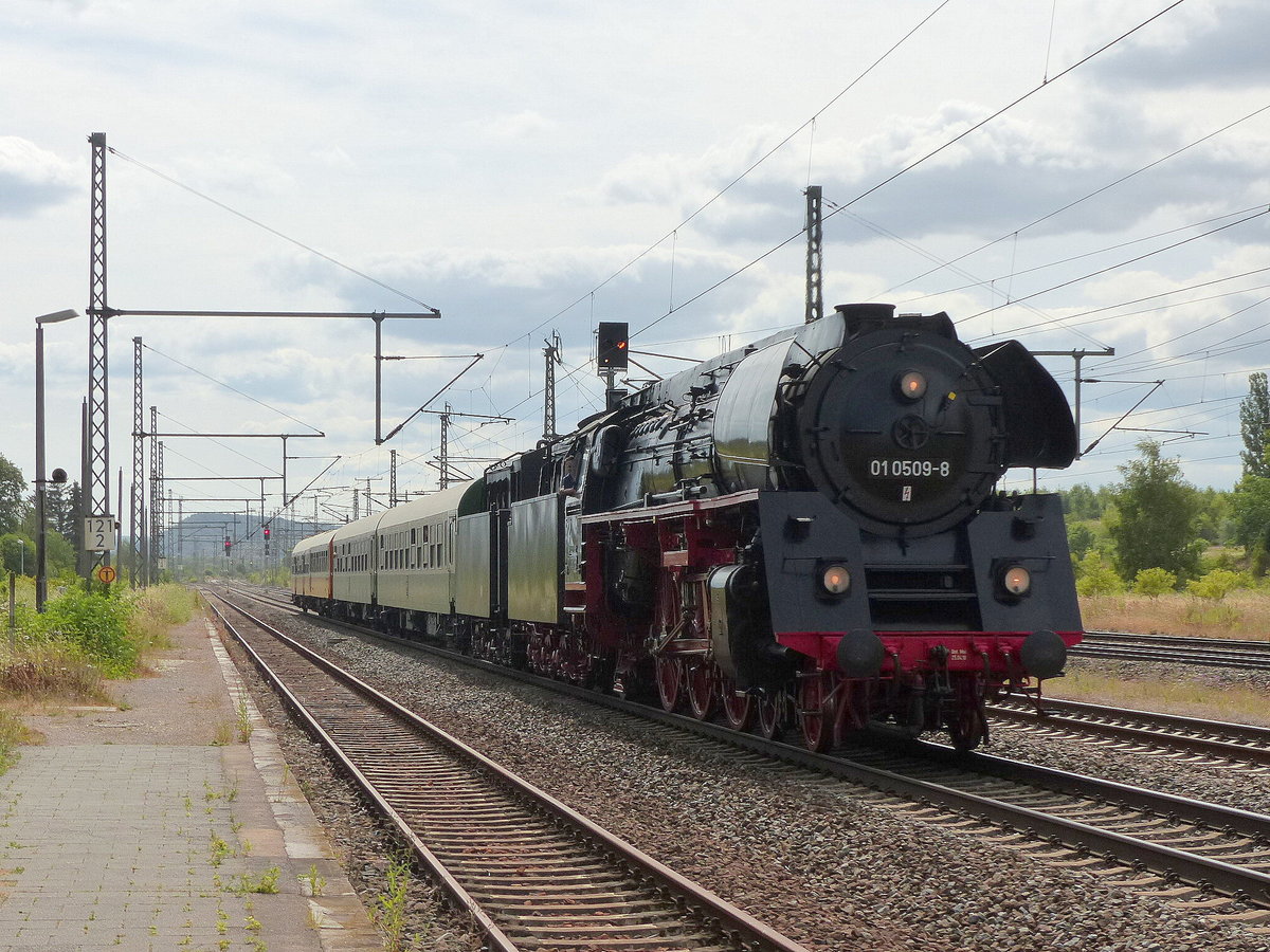 PRESS 01 0509-8 mit dem DPE 20050 von Naumburg (S) Hbf über Erfurt, Arnstadt, Meiningen und Eisnach nach Erfurt Pbf, am 09.07.2018 in Neudietendorf. Der Sonderzug verkehrte zum Geburtstag des Geschäftführers der Erfurter Bahnservice GmbH. 