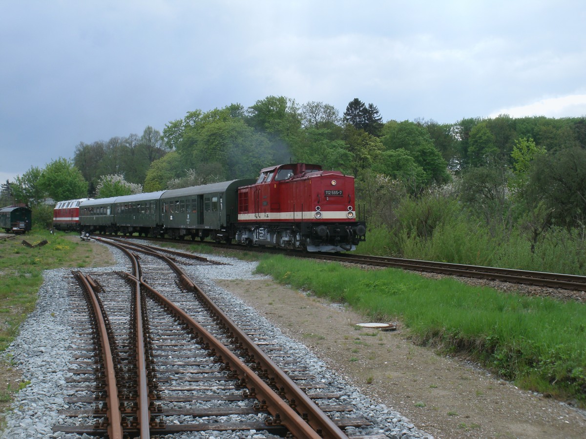 PRESS 112 565 und 118 770 am Schlu verlieen,mit dem PRE 81266 Lauterbach Mole-Bergen/Rgen,am 12.Mai 2013,Putbus.