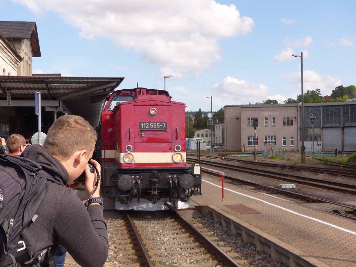 PRESS 112 565-7 mit dem DPE 24654 aus Leipzig-Plagwitz, am 01.09.2018 nach der Ankunft in Meiningen. Wie man sieht wurde der Sonderzug schon von zahlreichen Eisenbahnfans erwartert.