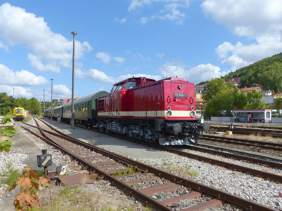 PRESS 112 565-7 mit dem DPE 24655 nach Leipzig-Plagwitz, am 01.09.2018 in der Abstellung in Meiningen.