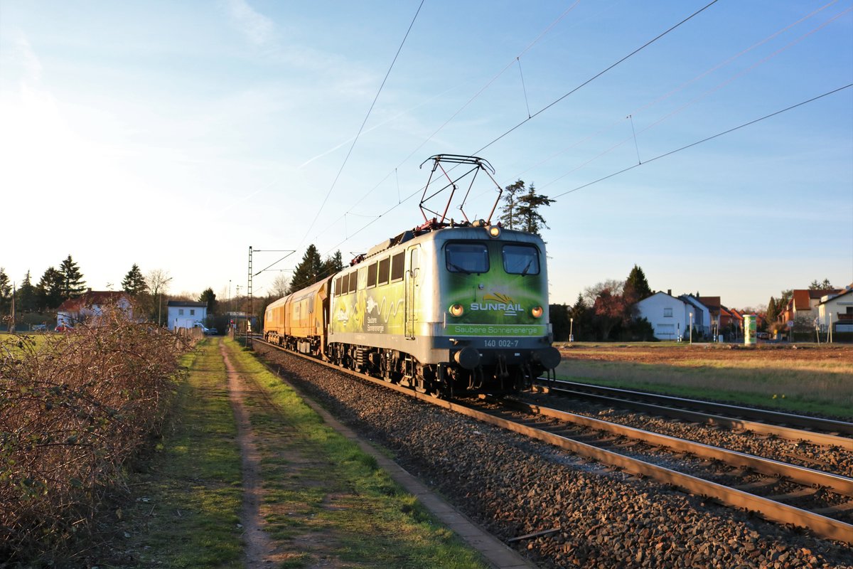 PRESS 140 002-7 mit Vossloh Schienenfräse am 20.03.19 in Hanau West