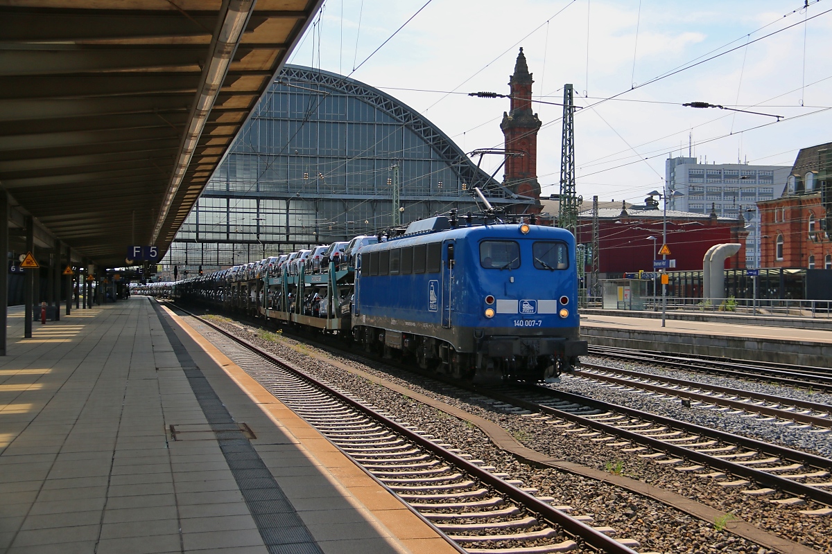 PRESS 140 007-7 mit Autotransportzug bei der Durchfahrt durch den Hauptbahnhof Bremen. Aufgenommen am 11.05.2016