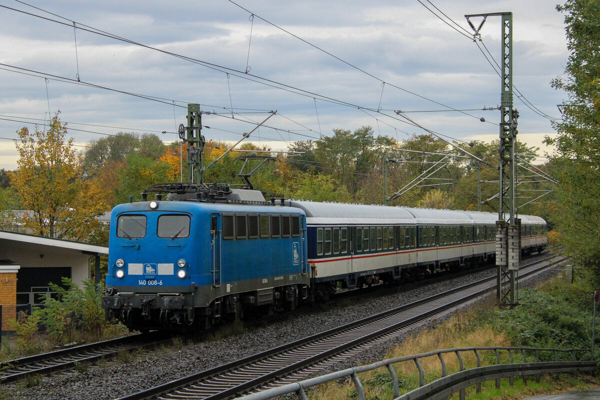 PRESS 140 008 zieht einen Sonderzug durch Solingen in Richtung Norden, 30. Oktober 2021, Solingen Hbf