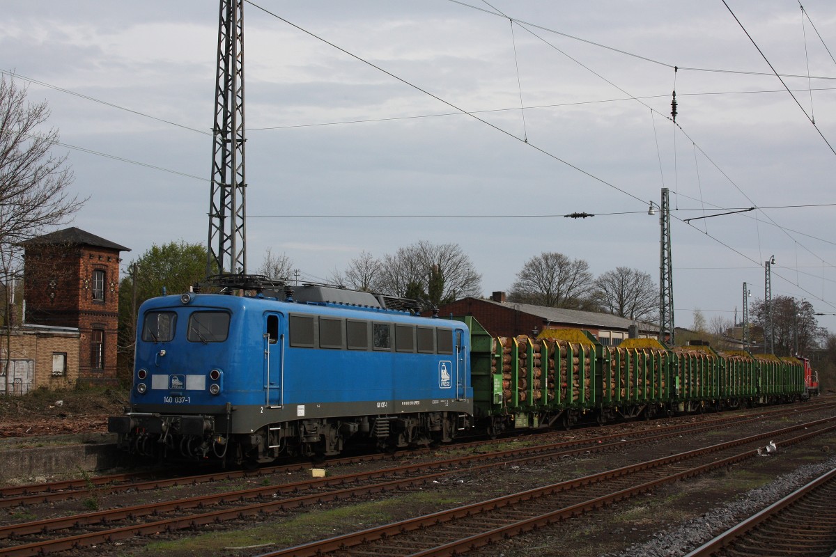 PRESS 140 037 (140 831) wurden am 20.4.13 ein paar beladene Holzwagen beigesetzt welche spter mit an den Holzzug gingen.Aufgenommen in Bonn-Beuel.