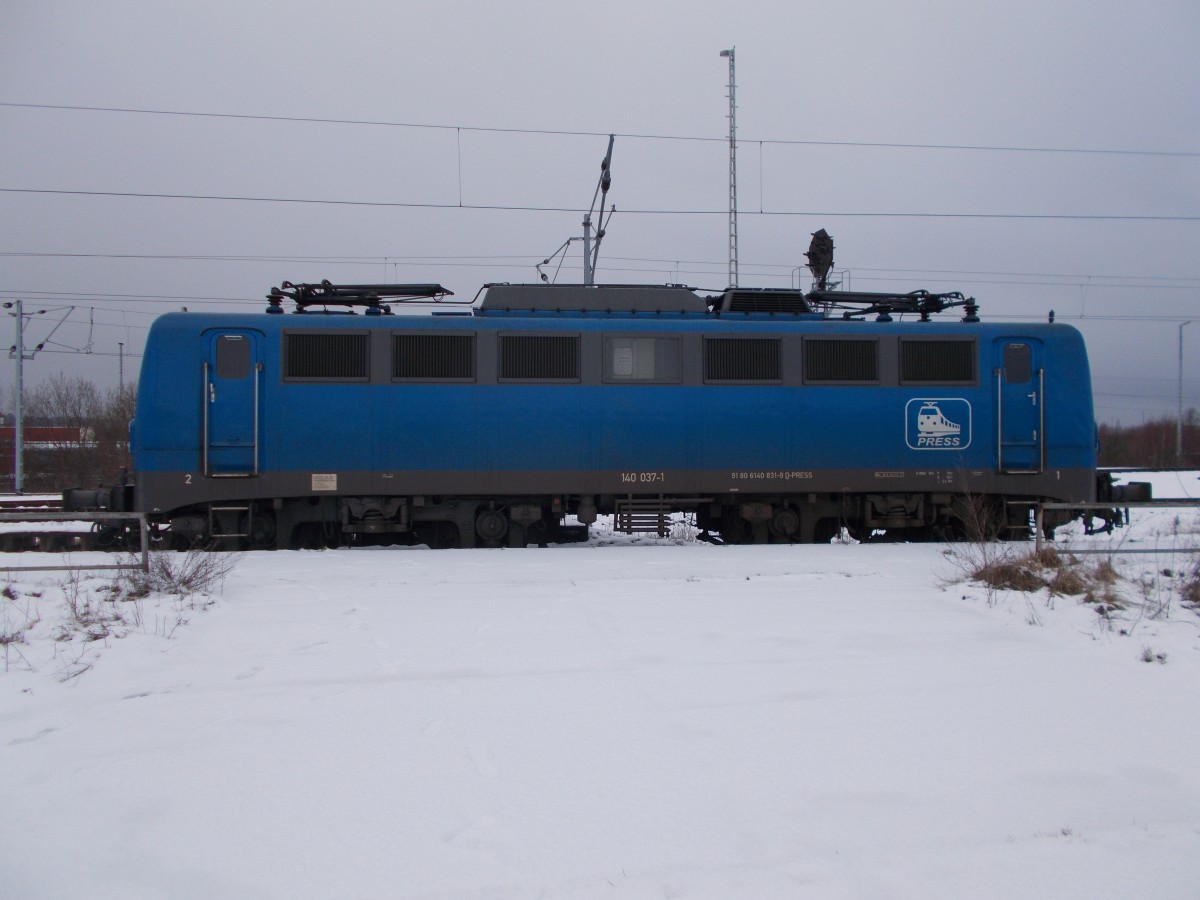 PRESS 140 037 abgestellt,am 02.Februar 2015,am Zugang zum ehemaligen Bahnsteig in Mukran-Mitte.