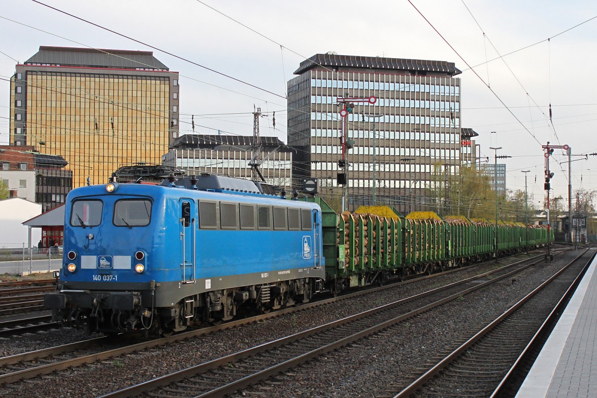 PRESS 140 037 zog am 20.4.13 einen Holzzug durch Düsseldorf-Rath.