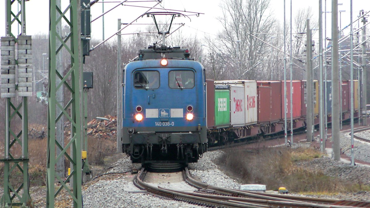 PRESS 140 038-0 fährt mit einem Containerzug für MTRD aus dem Containerterminal in Leipzig-Wahren aus. 29.12.2017