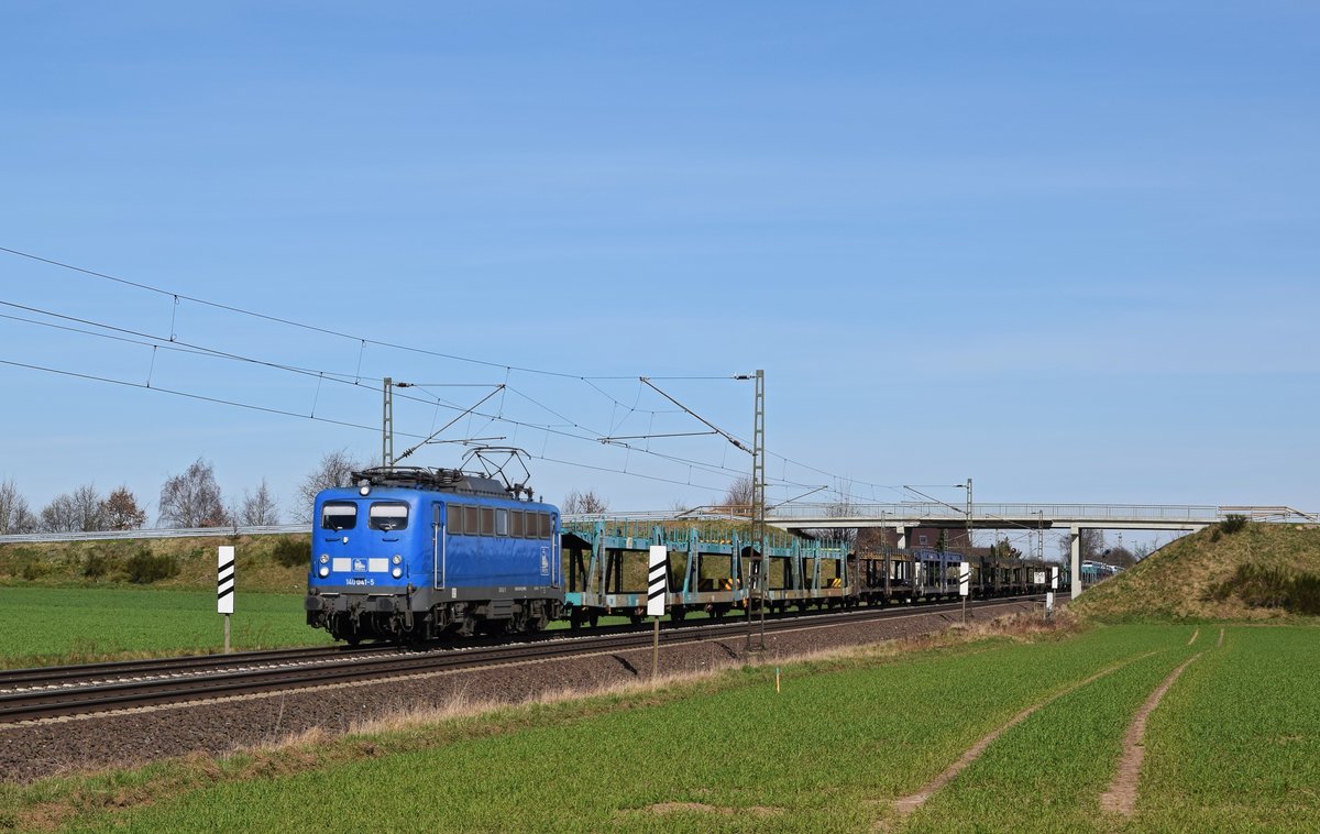 PRESS 140 041 (140 810, ex DB) befördert einen leeren Autotransportzug am 25.03.17 durch Marl (Nds.) in Richtung Osnabrück.