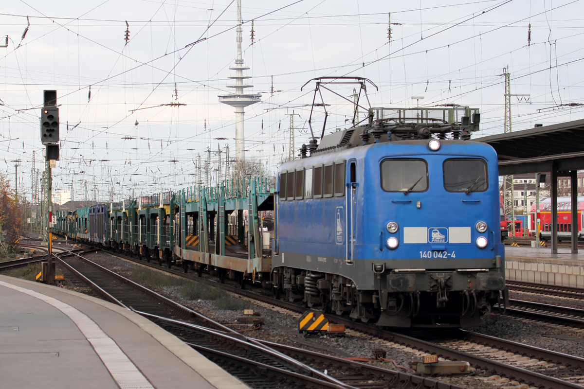 Press 140 042-4 durchfährt Bremen Hbf. 23.11.2017