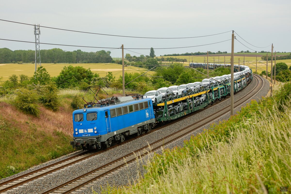 PRESS 140 047-9 mit Autotransportzug in Ovelgünne, Juni 2023.