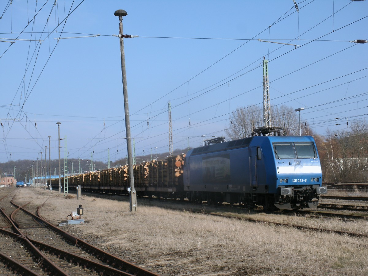 PRESS 145 023 mit einem Holzzug,am 01.März 2014,in Bergen/Rügen.