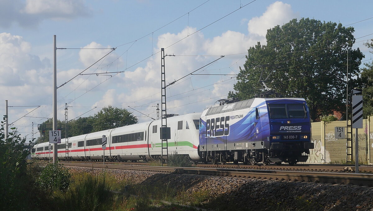 PRESS 145 030 schleppt ICE 402 024 von Hamburg kommend, kurz vor Winsen; 28.09.2021

