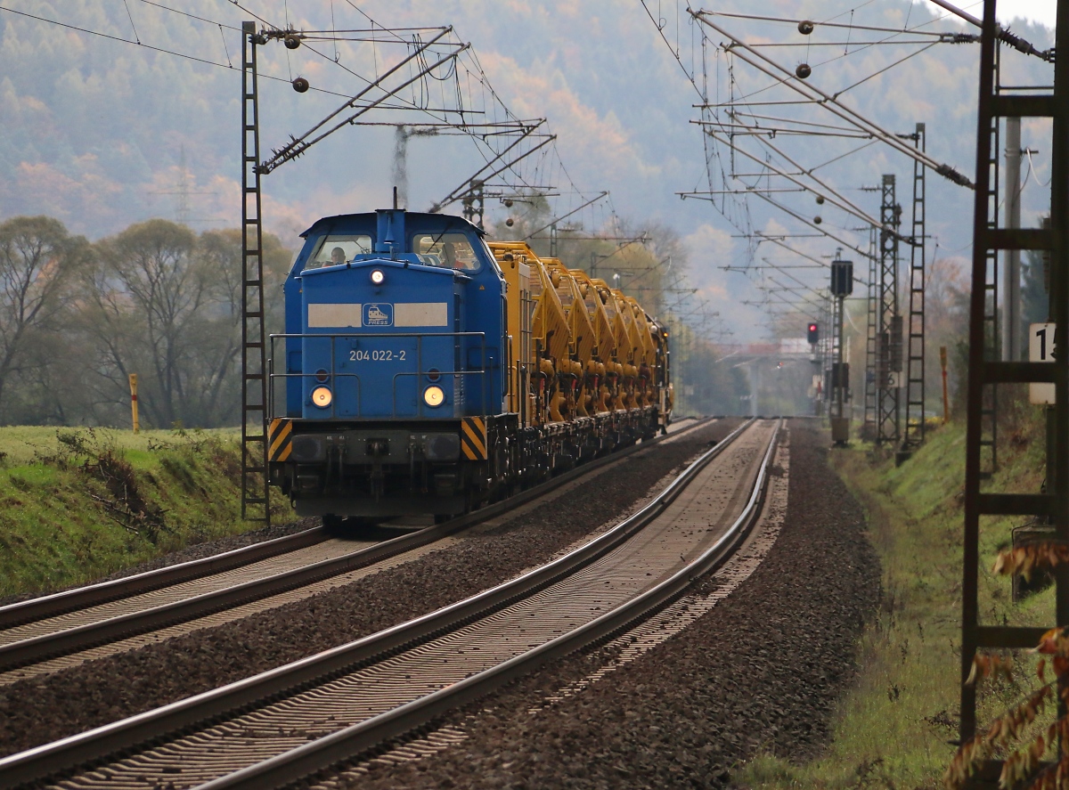PRESS 204 022-2 mit Bauzug in Fahrtrichtung Norden. Aufgenommen am 26.10.2014 zwischen Ludwigsau-Friedlos und Mecklar.