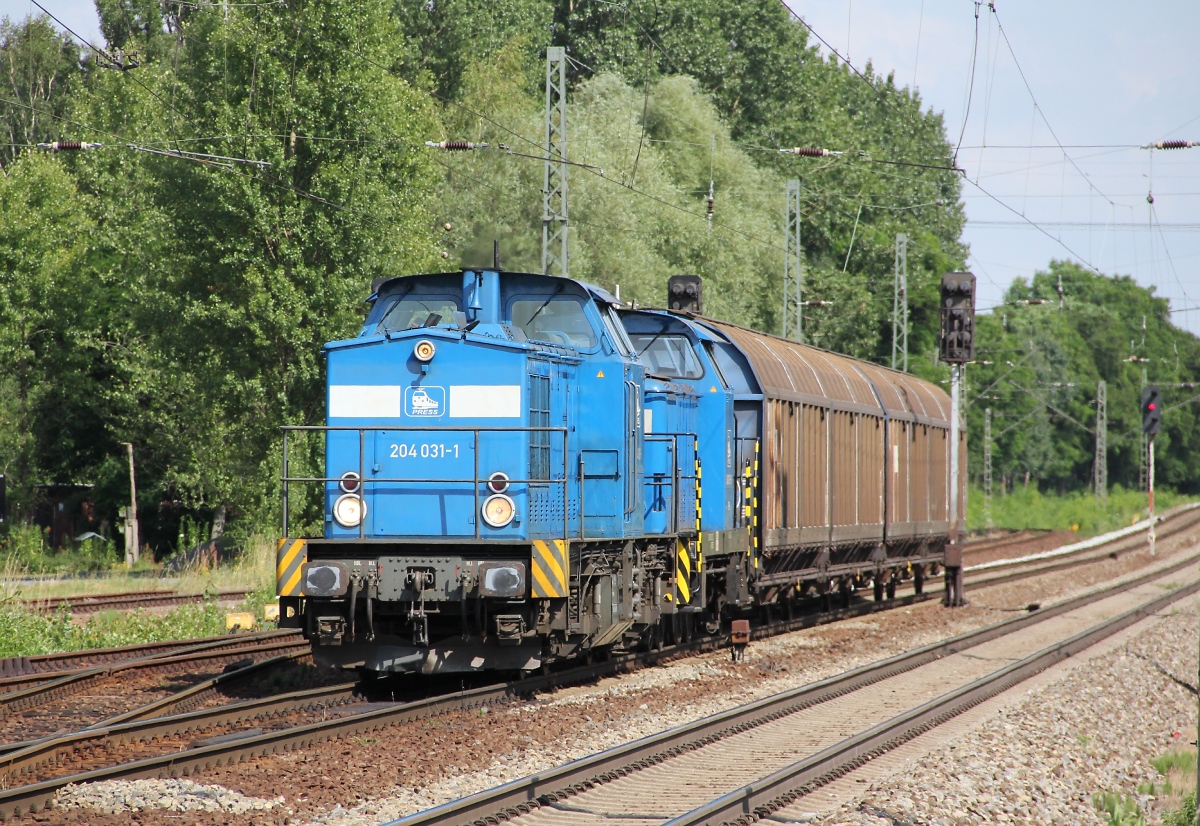 PRESS 204 031-1 (203 228-2) mit 345 212-5 (346 019-6) und zwei Schiebewandwagen in Leipzig-Thekla. Aufgenommen am 12.07.2013.