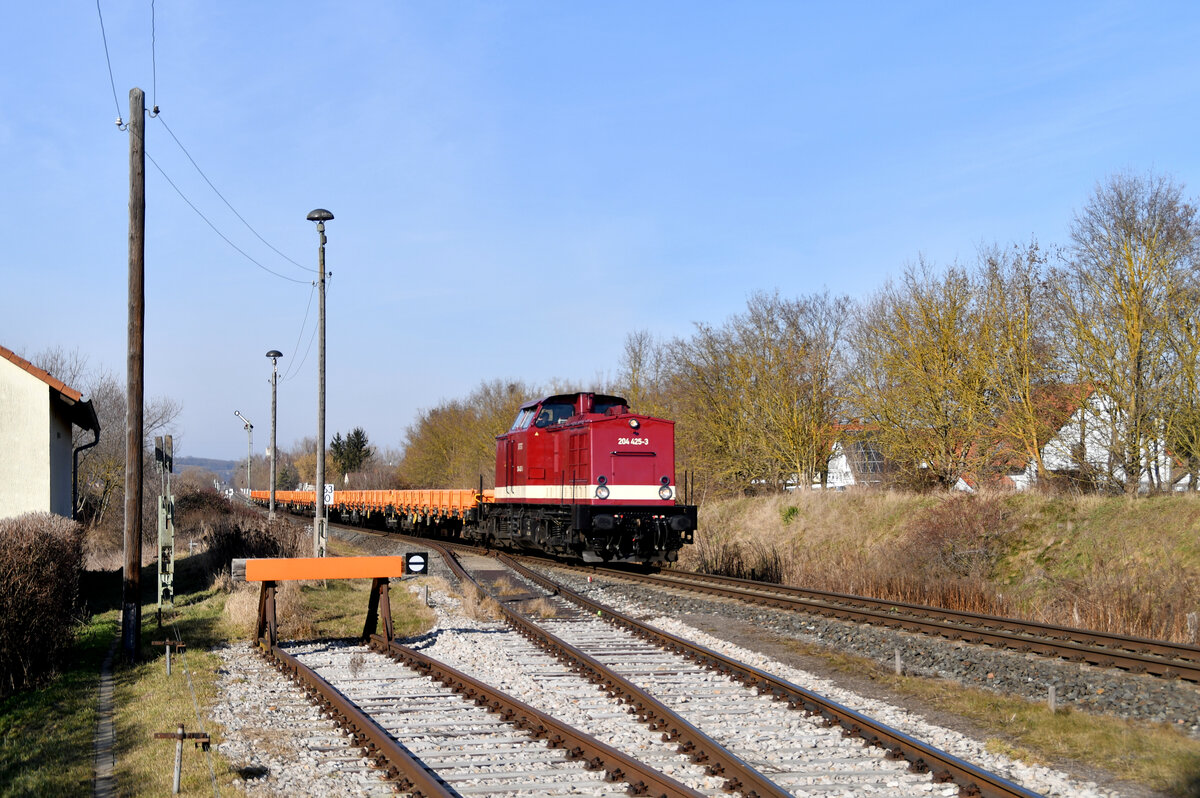 PRESS 204 425 mit DGS 95159 Espenhain - Gera Gbf am 20.Februar 2026 in Caaschwitz. Standpunkt links an der Hecke mit Genehmigung Fahrdienstleiter.