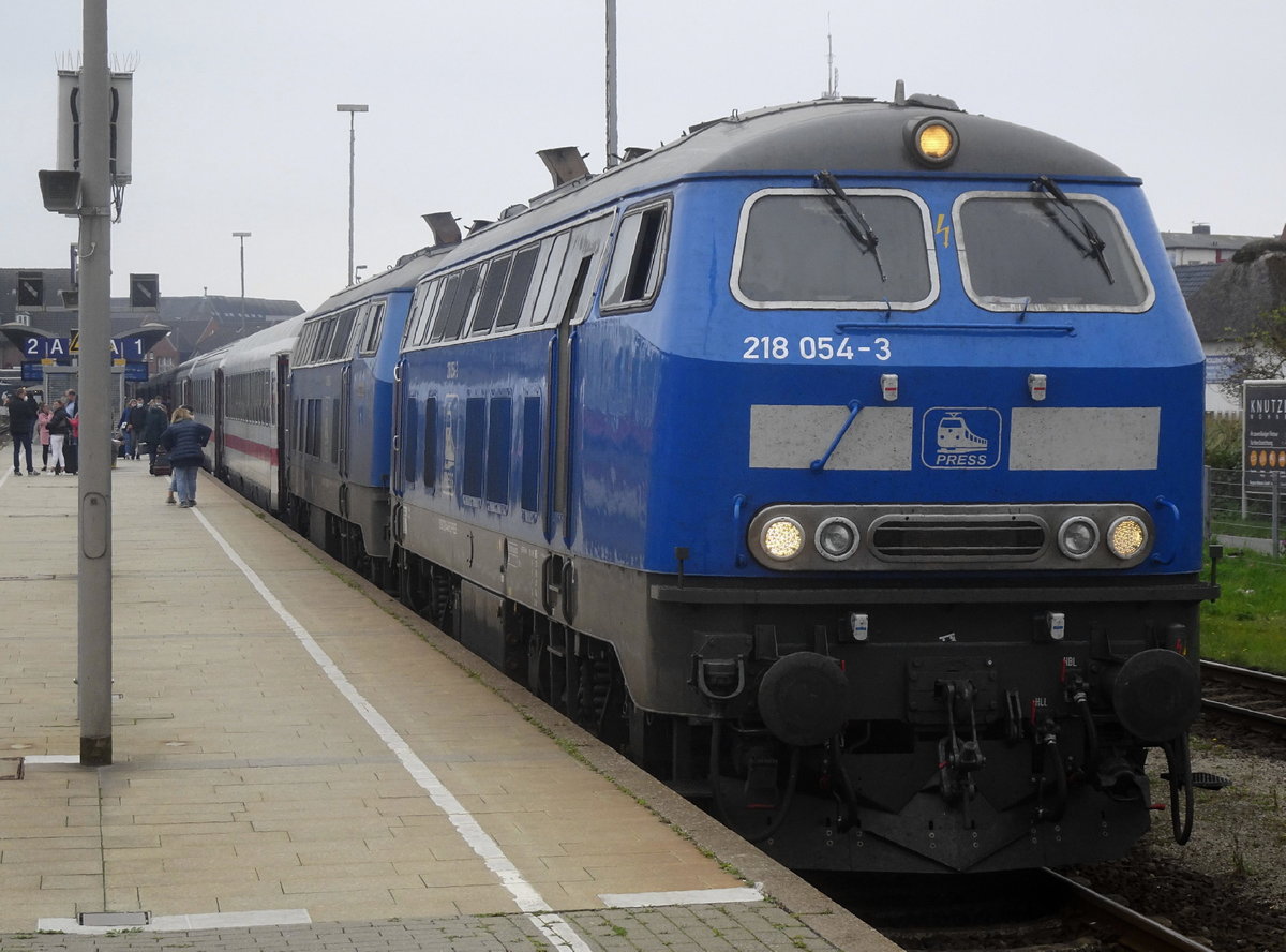 PRESS-218 054 und 055 (NVR 448 und 458) bringen IC 2315 Westerland - Frankfurt von Sylt bis Itzehoe, wo eine DB-101 übernimmt. Bf Westerland/Sylt, 27.9.20.