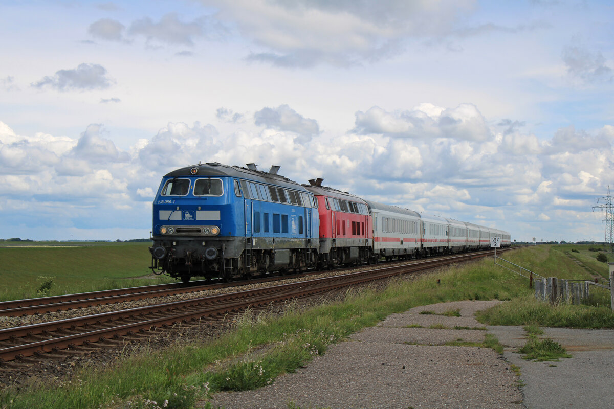 PRESS 218 056-1 und DB 218 421-6 verlassen mit einem Intercity das Festland und werden in Kürze ihr Ziel Westerland(Sylt) erreichen. (31.05.2022)