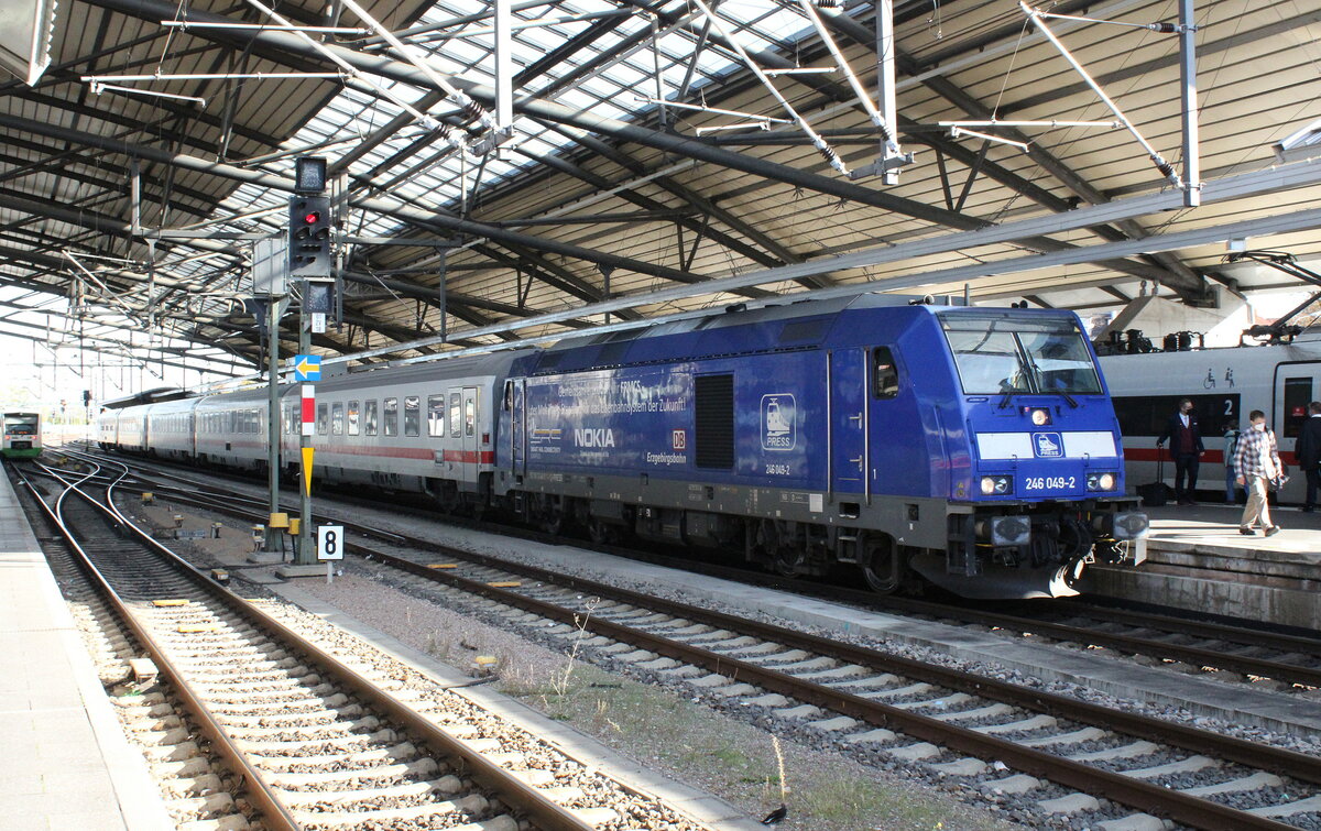 PRESS 246 049-2 mit dem IC 2152 von Gera Hbf nach Kassel-Wilhelmshöhe, am 27.10.2022 beim Halt in Erfurt Hbf.