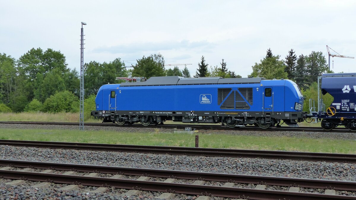 PRESS 248 027-5 verlässt Gera mit einem Getreidezug am 25.7.2022 in Richtung Norden