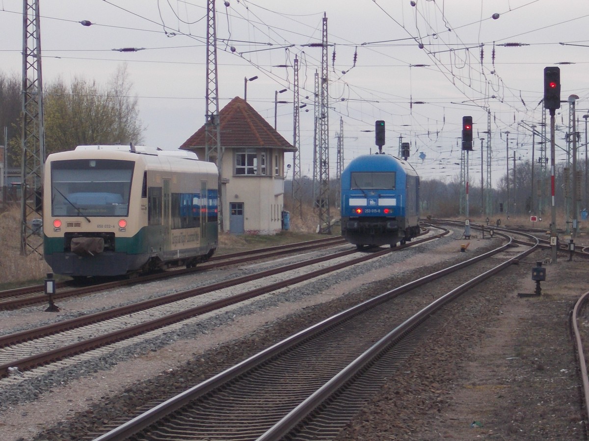 PRESS 253 015 mußte in Bergen/Rügen,am 08.April 2015,den Stammtriebwagen VT650 032 nach Lauterbach Mole vorbei lassen und dem Freisein des Streckenblocks abwarten bevor es für die Lok zum Tanken nach Putbus ging.