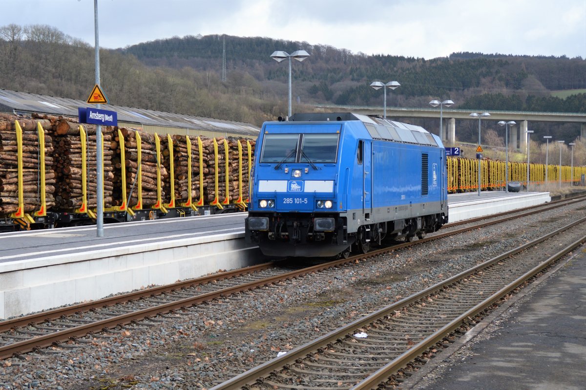 PRESS 285 101-5 (92 88 0076 001-1 B-BTK) rangiert am 24.02.2017 über Gleis 2 im Bahnhof Arnsberg, um sich anschließend an den beladenen Holzzug auf Gleis 3 zu setzen.