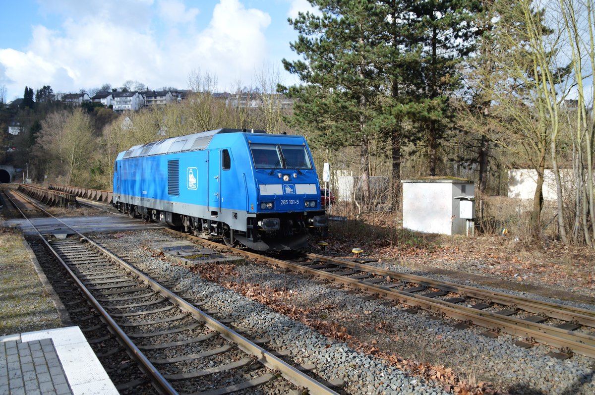 PRESS 285 101-5 (92 88 0076 001-1 B-BTK) rangiert am 24.02.2017 an den bereitstehenden Holzzug auf Gleis 3 im Bahnhof Arnsberg.