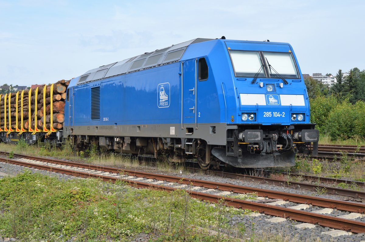 PRESS 285 104-2 am 02.08.2017 bei der Holzverladung im Bahnhof Arnsberg.