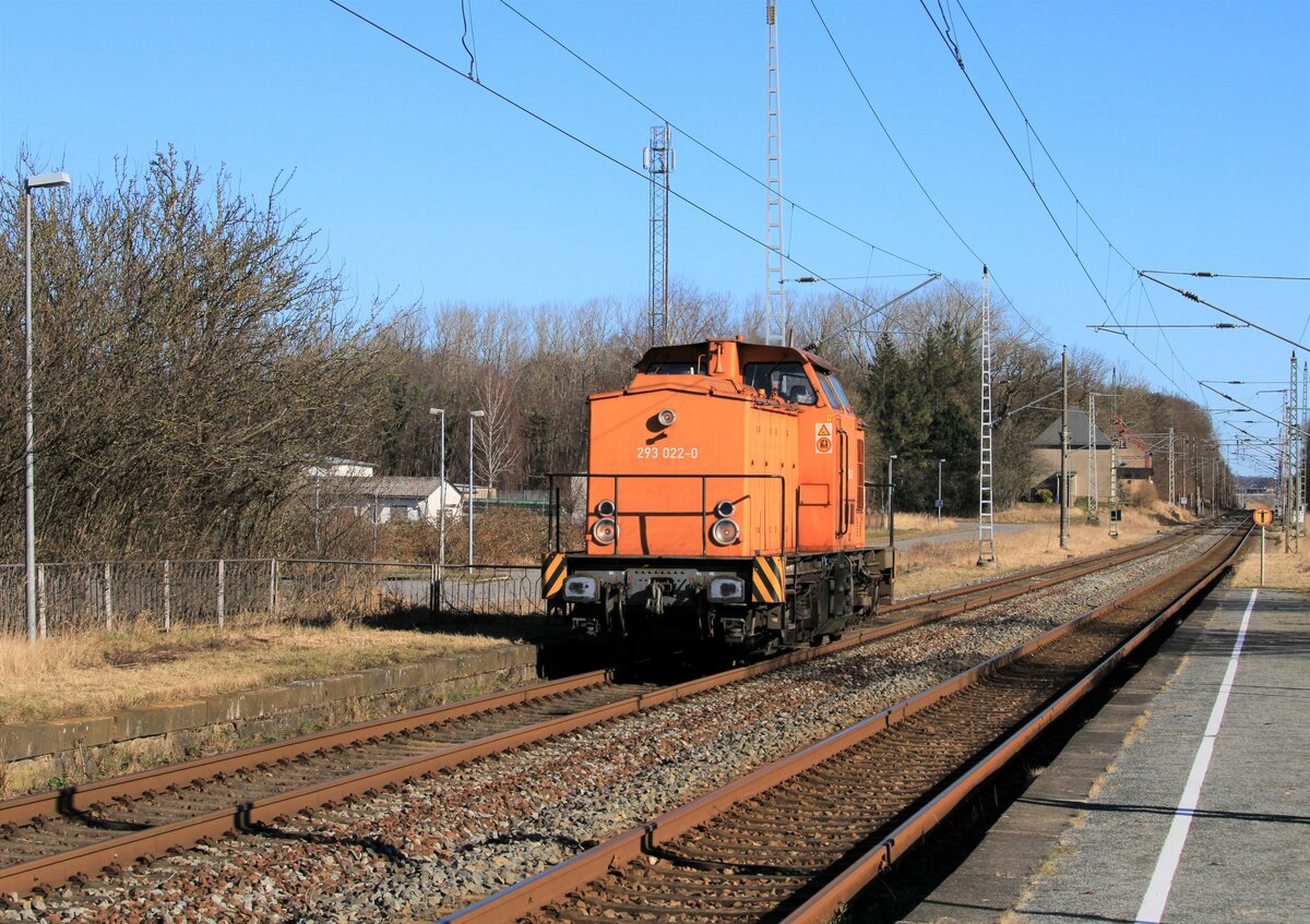 Press 293 022 kam am 26.02.2022 aus Putbus vom Tanken, hier zu sehen durch den Haltepunkt Teschenhagen und fuhr weiter nach Stralsund Rügendamm.
