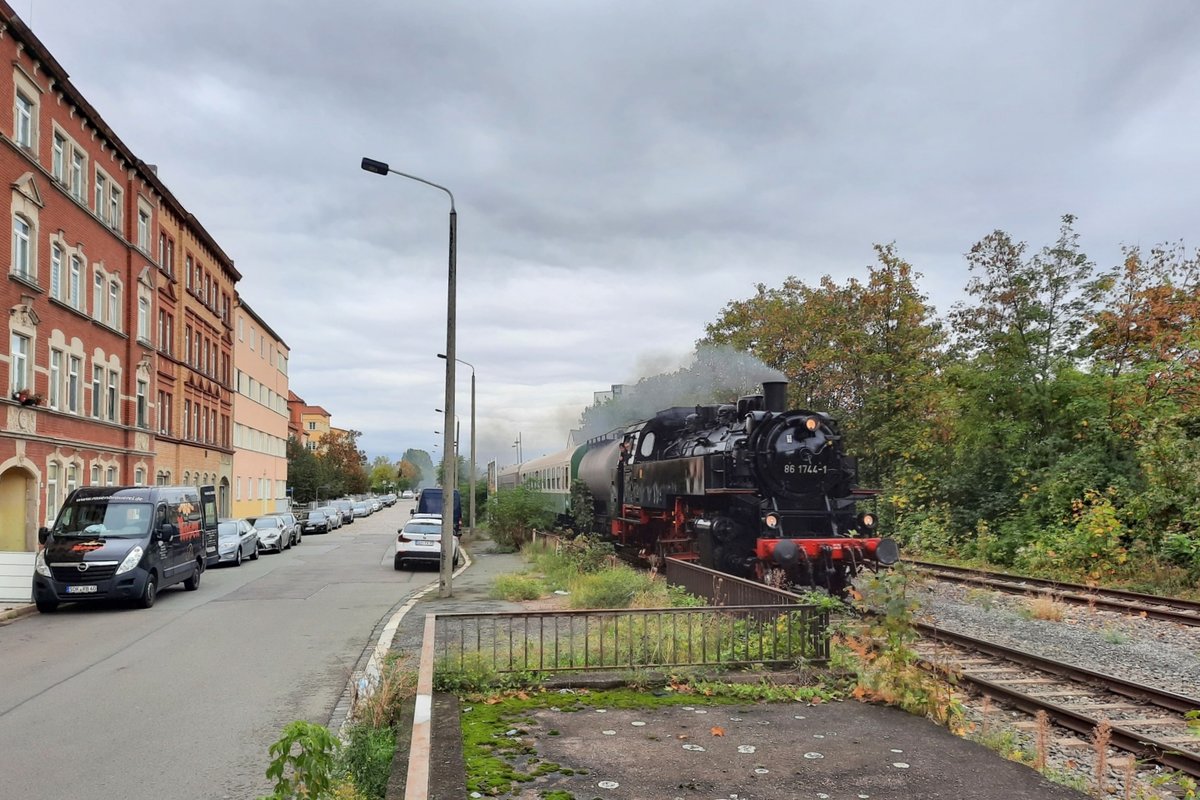 PRESS 86 1744-1 mit dem DPE 31394 von Erfurt Hbf nach Erfurt Hbf, am 10.10.2020 in Erfurt Nord. Die Geburtstagssonderfahrt ging über Straußfurt, die Pfefferminzbahn, Saalfeld und Arnstadt zurück nach Erfurt.