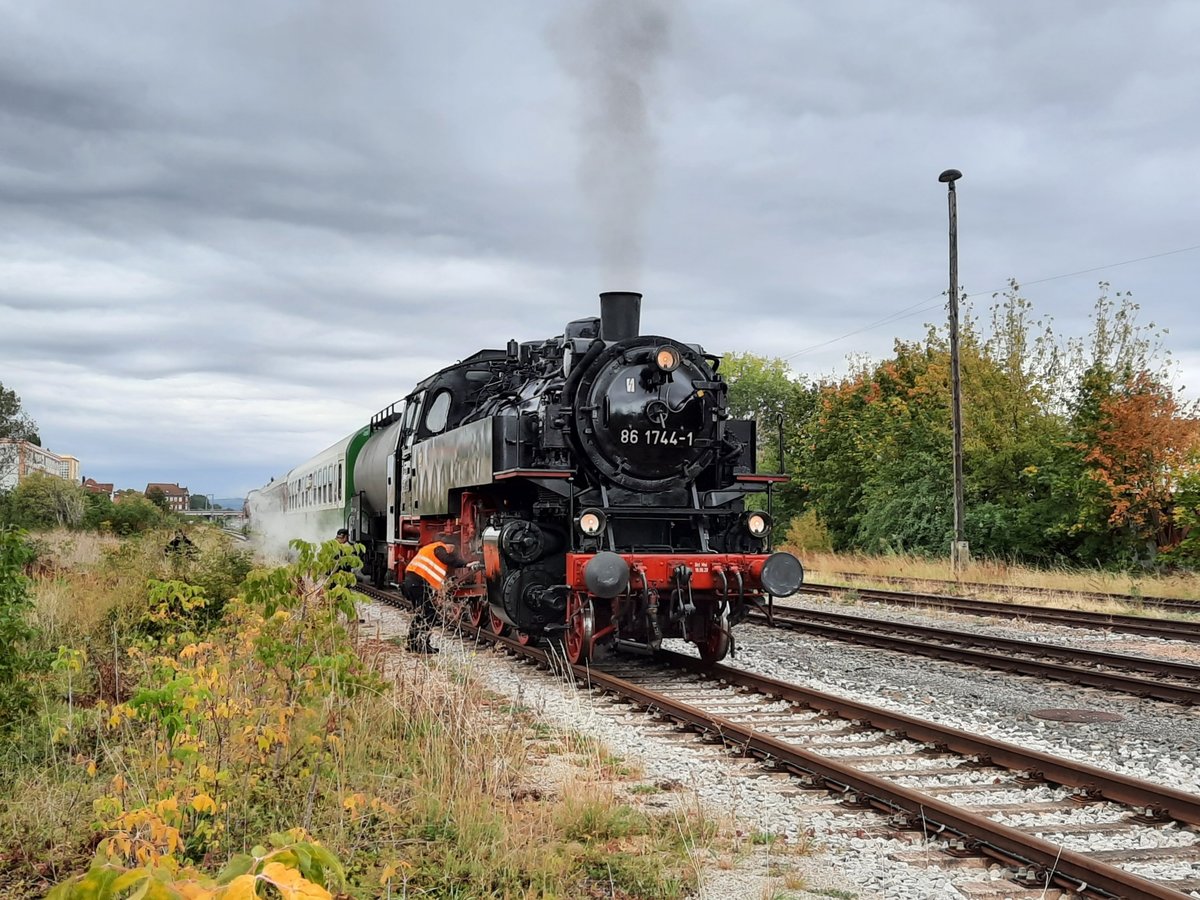 PRESS 86 1744-1 mit dem DPE 31394 von Erfurt Hbf nach Erfurt Hbf, am 10.10.2020 beim Betriebshalt in Erfurt Nord. Die Geburtstagssonderfahrt ging über Straußfurt, die Pfefferminzbahn, Saalfeld und Arnstadt zurück nach Erfurt.