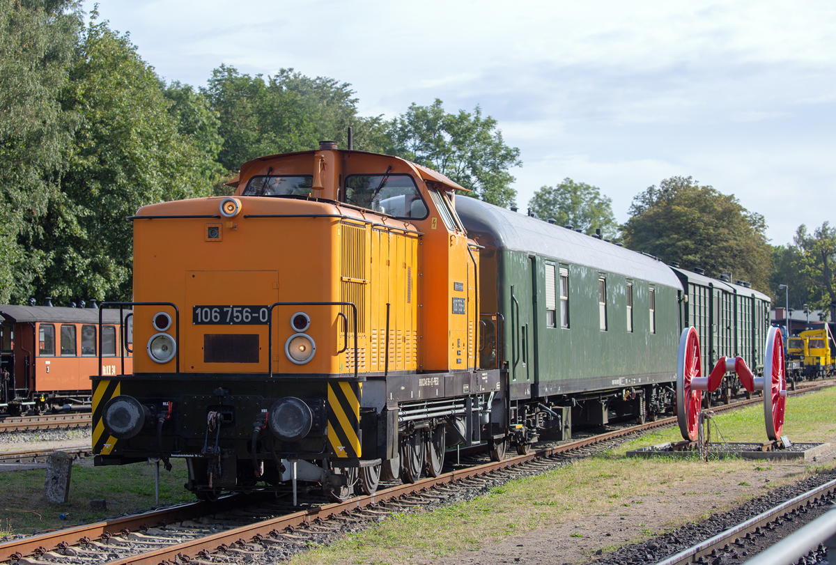 
PRESS Arbeitszug bestehend aus der ex DR V 60 Lok 106 756, einen Wohn-Schlafwagen und zwei Bahndienstwagen, hier in Putbus. - 08.09.2019
