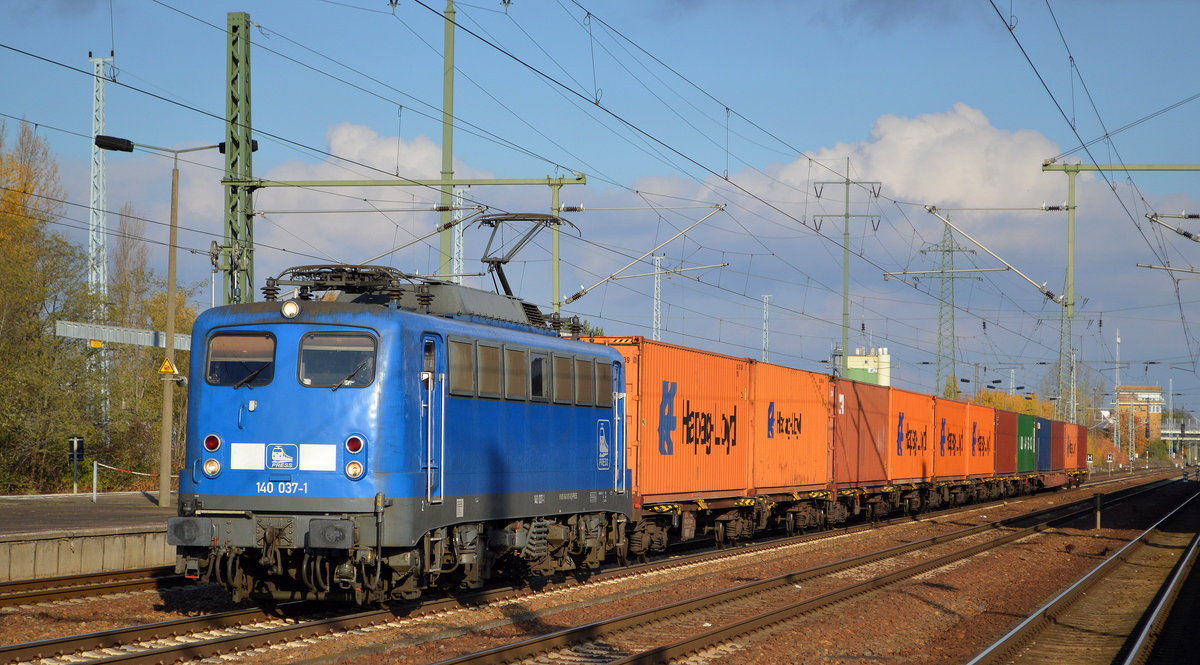 PRESS im Auftrag von METRANS mit  140 037-1  (NVR-Nummer 91 80 6140 831-9 D-PRESS) mit ungewöhnlich kurzem Containerzug aus Richtung Frankfurt/Oder? am 10.11.19 Bf. Flughafen Berlin-Schönefeld. Wegen einer Entgleisung und damit verbundenen Behinderungen in Hamburg verkehrten wohl einige Containerzüge für METRANS (die sonst Nachts fahren) am Tage verkürzt.