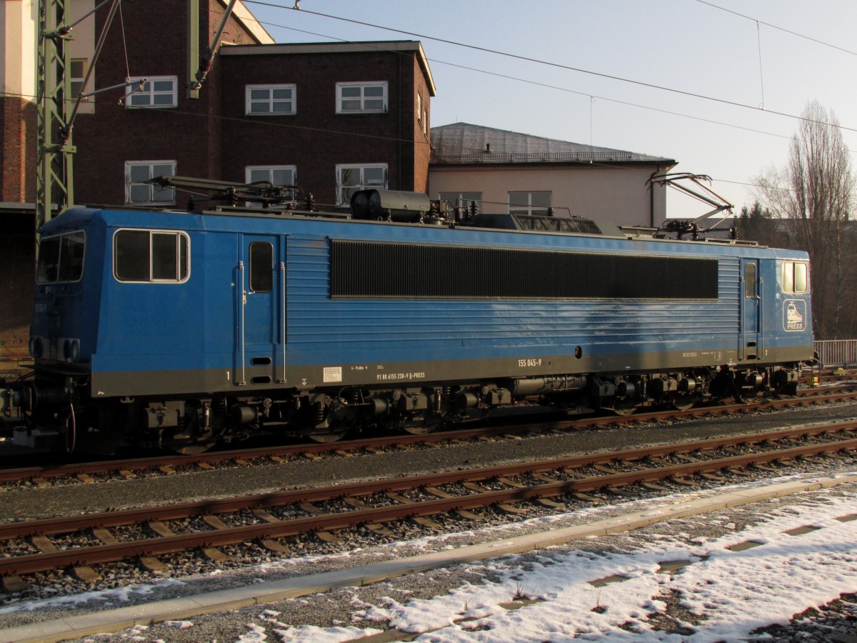 Press in blau (BR 155 045) steht aufgebügelt in Plauen/oberer Bahnhof bereit. Aufnahme 15.02.2015