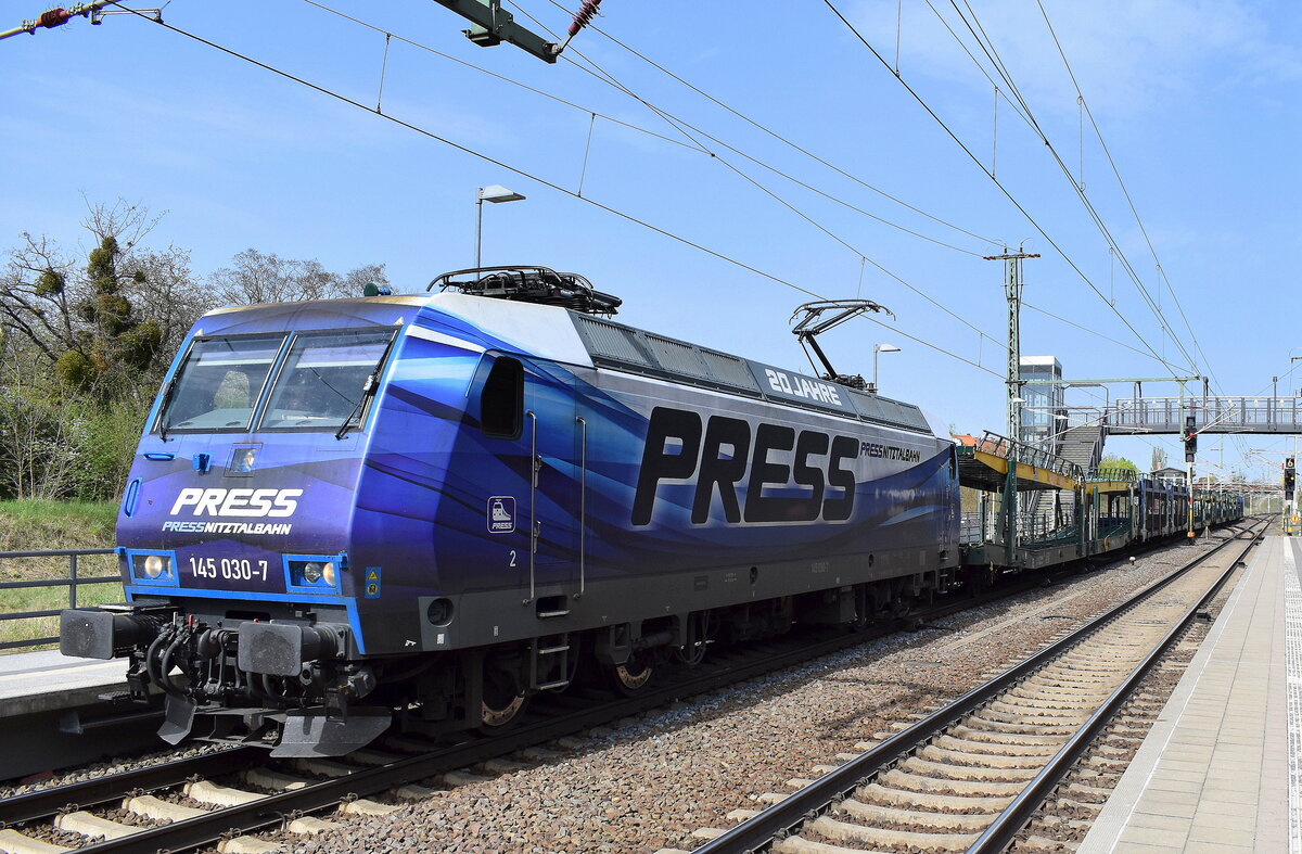  PRESS - Eisenbahn-Bau- and Betriebsgesellschaft Pressnitztalbahn mbH, Jöhstadt [D] mit ihrer  145 030-7  [NVR-Nummer: 91 80 6145 085-7 D-PRESS] und einem PKW-Transportzug (leer) am 08.04.24 Durchfahrt Bahnhof Roßlau (Elbe).