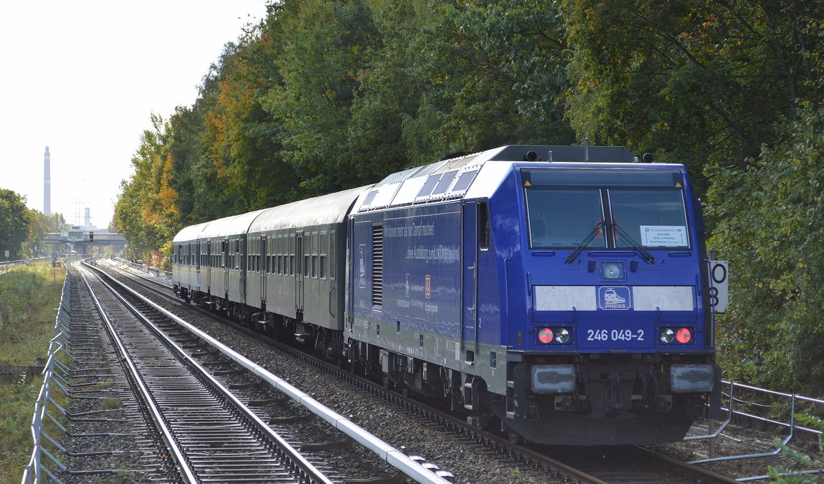 Press - Eisenbahn-Bau- and Betriebsgesellschaft Pressnitztalbahn mbH, Jöhstadt [D] mit ihrer  246 049-2  [NVR-Number: 92 80 1246 011-1 D-PRESS] und zwei ihrer alten DR Personenwagen und dem blauen Steuerwagen (die sonst bei Sonderfahrten eingesetzt werden) als Ersatzzug der Berliner S-Bahn Linie S7 zwischen dem Bahnhof Berlin-Lichtenberg und dem Bahnhof Ahrensfelde in Berlin im Wendeverkehr hin und her, Aufnahmen vom 10.10.19 S-Bahnhof Raoul-Wallenberg-Straße. 