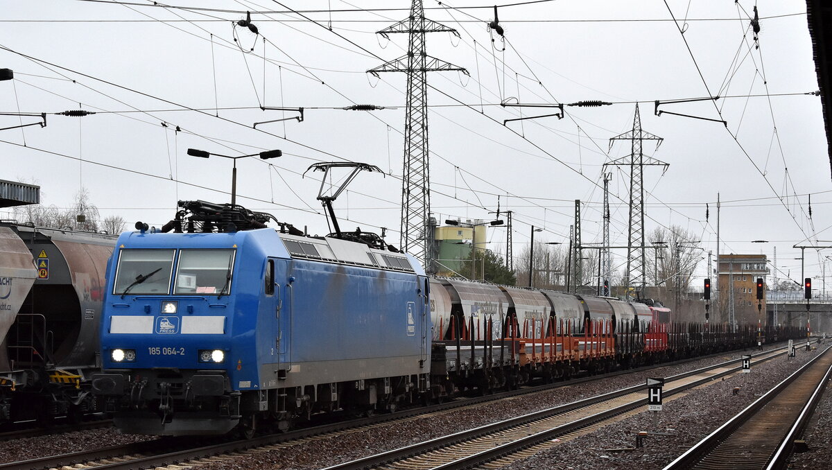 PRESS - Eisenbahn-Bau- and Betriebsgesellschaft Pressnitztalbahn mbH, Jöhstadt [D] mit ihrer  185 064-2  [NVR-Nummer: 91 85 4482 034-6 CH-PRESS] und einem Ganzzug Drehgestell-Flachwagen der DB Cargo mit Stahlbrammen beladen am 20.12.23 Durchfahrt Bahnhof Schönefeld (bei Berlin).