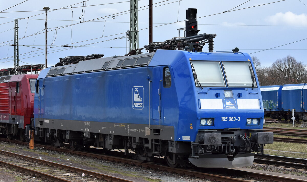 PRESS - Eisenbahn-Bau- and Betriebsgesellschaft Pressnitztalbahn mbH, Jöhstadt [D] mit ihrer  185 063-3  [NVR-Nummer: 91 85 4482 033-8 CH-PRESS], dahinter steht noch die PRESS  189 800-6  am 25.02.24 neben dem Bahnhof Stendal Hbf. abgestellt.