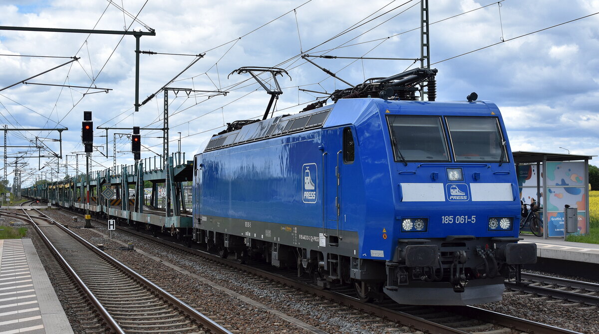 PRESS - Eisenbahn-Bau- and Betriebsgesellschaft Pressnitztalbahn mbH, Jöhstadt [D] mit ihrer  185 061-5  [NVR-Nummer: 91 85 4482 031-2 CH-PRESS] und einem PKW-Transportzug (leer) am 18.04.24 Höhe Bahnhof Rodleben.